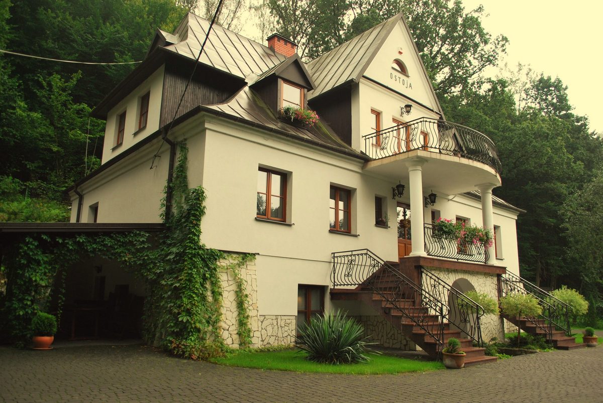 Willa Ostoja — widok boczny